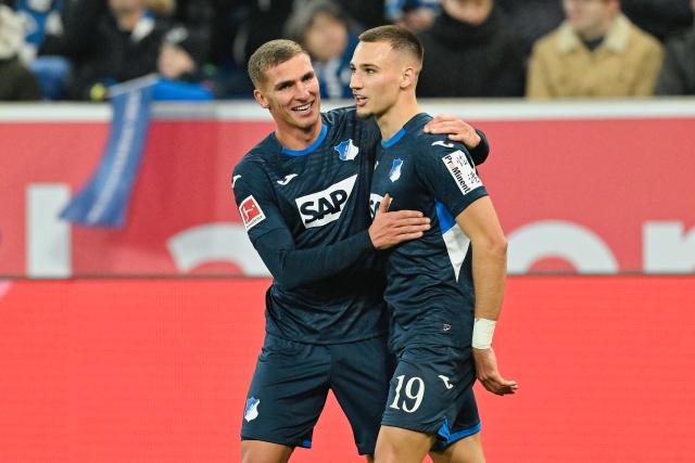 13 December 2025, Baden-Wuerttemberg, Sinsheim: Hoffenheim's Tim Lemperle (R) celebrates scoring his side's third goal with teammate Grischa Proemel during the German Bundesliga soccer match between TSG 1899 Hoffenheim and Hamburger SV at PreZero Arena. Photo: Uwe Anspach/dpa - WICHTIGER HINWEIS: Gemäß den Vorgaben der DFL Deutsche Fußball Liga bzw. des DFB Deutscher Fußball-Bund ist es untersagt, in dem Stadion und/oder vom Spiel angefertigte Fotoaufnahmen in Form von Sequenzbildern und/oder videoähnlichen Fotostrecken zu verwerten bzw. verwerten zu lassen.