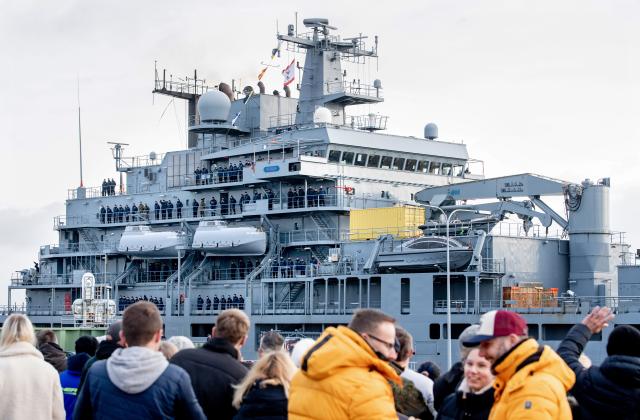 13 December 2025, Lower Saxony, Wilhelmshaven: Crew members stand on board as the task force supply ship "Berlin" enters the harbor at the naval base. The naval vessel has returned to Wilhelmshaven after a deployment lasting around six months. Photo: Hauke-Christian Dittrich/dpa - ACHTUNG: Nur zur redaktionellen Verwendung im Zusammenhang mit der aktuellen Berichterstattung und nur mit vollständiger Nennung des vorstehenden Credits
