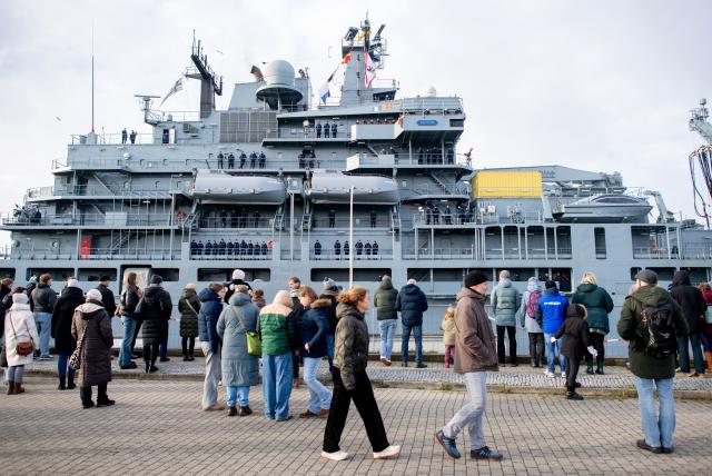 13 December 2025, Lower Saxony, Wilhelmshaven: Crew families follow the arrival of the task force supply ship "Berlin" in port at the naval base. The naval vessel has returned to Wilhelmshaven after a deployment lasting around six months. Photo: Hauke-Christian Dittrich/dpa - ACHTUNG: Nur zur redaktionellen Verwendung im Zusammenhang mit der aktuellen Berichterstattung und nur mit vollständiger Nennung des vorstehenden Credits
