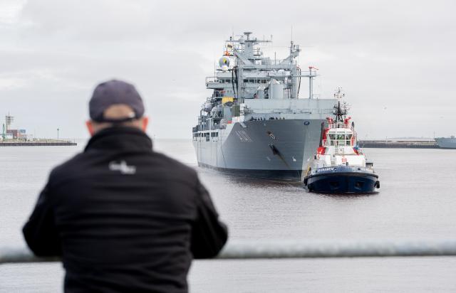13 December 2025, Lower Saxony, Wilhelmshaven: The task force supply ship "Berlin" enters the harbor at the naval base. The naval vessel has returned to Wilhelmshaven after a deployment lasting around six months. Photo: Hauke-Christian Dittrich/dpa - ACHTUNG: Nur zur redaktionellen Verwendung im Zusammenhang mit der aktuellen Berichterstattung und nur mit vollständiger Nennung des vorstehenden Credits