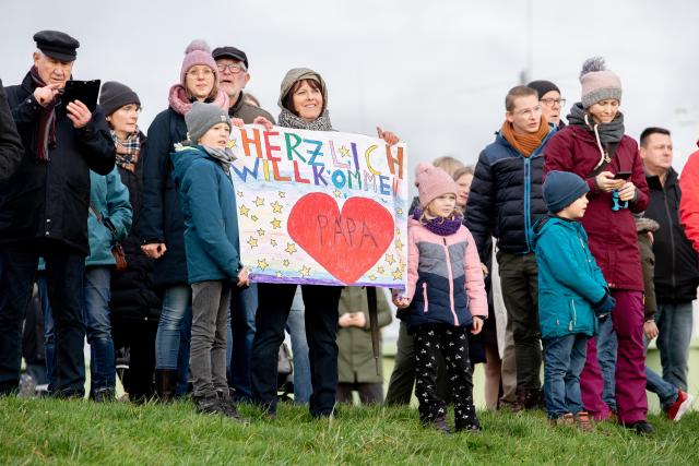 13 December 2025, Lower Saxony, Wilhelmshaven: Crew families follow the arrival of the task force supply ship "Berlin" in port at the naval base. The naval vessel has returned to Wilhelmshaven after a deployment lasting around six months. Photo: Hauke-Christian Dittrich/dpa - ACHTUNG: Nur zur redaktionellen Verwendung im Zusammenhang mit der aktuellen Berichterstattung und nur mit vollständiger Nennung des vorstehenden Credits