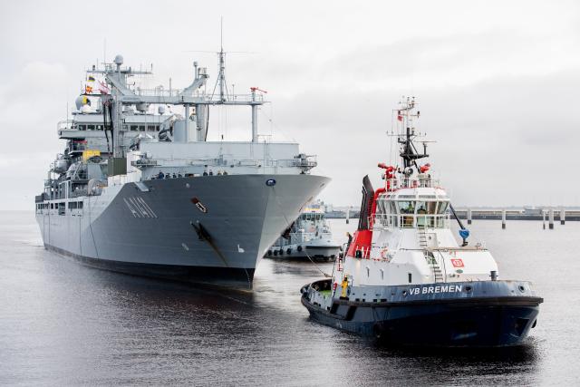 13 December 2025, Lower Saxony, Wilhelmshaven: The task force supply ship "Berlin" enters the harbor at the naval base. The naval vessel has returned to Wilhelmshaven after a deployment lasting around six months. Photo: Hauke-Christian Dittrich/dpa - ACHTUNG: Nur zur redaktionellen Verwendung im Zusammenhang mit der aktuellen Berichterstattung und nur mit vollständiger Nennung des vorstehenden Credits