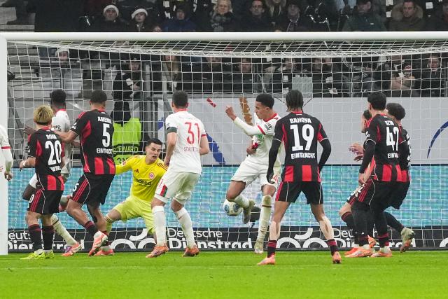 13 December 2025, Hesse, Frankfurt/M.: Augsburg's Noahkai Banks (5th R) scores his side's first goal during the German Bundesliga soccer match between Eintracht Frankfurt and FC Augsburg at Deutsche Bank Park. Photo: Marc Schüler/dpa - WICHTIGER HINWEIS: Gemäß den Vorgaben der DFL Deutsche Fußball Liga bzw. des DFB Deutscher Fußball-Bund ist es untersagt, in dem Stadion und/oder vom Spiel angefertigte Fotoaufnahmen in Form von Sequenzbildern und/oder videoähnlichen Fotostrecken zu verwerten bzw. verwerten zu lassen.