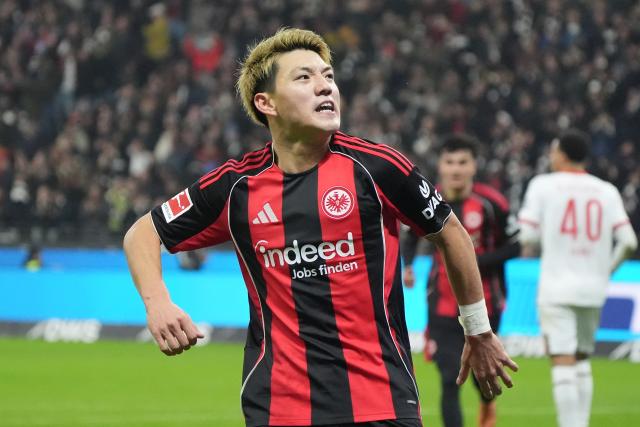 13 December 2025, Hesse, Frankfurt/M.: Eintracht Frankfurt's Ritsu Doan celebrates scoring his side's first goal during the German Bundesliga soccer match between Eintracht Frankfurt and FC Augsburg at Deutsche Bank Park. Photo: Marc Schüler/dpa - WICHTIGER HINWEIS: Gemäß den Vorgaben der DFL Deutsche Fußball Liga bzw. des DFB Deutscher Fußball-Bund ist es untersagt, in dem Stadion und/oder vom Spiel angefertigte Fotoaufnahmen in Form von Sequenzbildern und/oder videoähnlichen Fotostrecken zu verwerten bzw. verwerten zu lassen.
