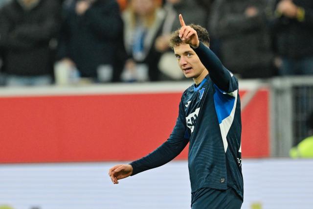 13 December 2025, Baden-Wuerttemberg, Sinsheim: Hoffenheim's Fisnik Asllani celebrates scoring his side's fourth goal during the German Bundesliga soccer match between TSG 1899 Hoffenheim and Hamburger SV at PreZero Arena. Photo: Uwe Anspach/dpa - WICHTIGER HINWEIS: Gemäß den Vorgaben der DFL Deutsche Fußball Liga bzw. des DFB Deutscher Fußball-Bund ist es untersagt, in dem Stadion und/oder vom Spiel angefertigte Fotoaufnahmen in Form von Sequenzbildern und/oder videoähnlichen Fotostrecken zu verwerten bzw. verwerten zu lassen.
