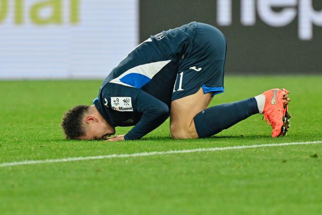 13 December 2025, Baden-Wuerttemberg, Sinsheim: Hoffenheim's Fisnik Asllani celebrates scoring his side's fourth goal during the German Bundesliga soccer match between TSG 1899 Hoffenheim and Hamburger SV at PreZero Arena. Photo: Uwe Anspach/dpa - WICHTIGER HINWEIS: Gemäß den Vorgaben der DFL Deutsche Fußball Liga bzw. des DFB Deutscher Fußball-Bund ist es untersagt, in dem Stadion und/oder vom Spiel angefertigte Fotoaufnahmen in Form von Sequenzbildern und/oder videoähnlichen Fotostrecken zu verwerten bzw. verwerten zu lassen.