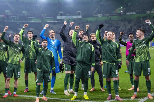 13 December 2025, North Rhine-Westphalia, Moenchengladbach: Wolfsburg players celebrate with their fans after the German Bundesliga soccer match between Borussia Moenchengladbach and VfL Wolfsburg at Stadion im Borussia-Park. Photo: David Inderlied/dpa - WICHTIGER HINWEIS: Gemäß den Vorgaben der DFL Deutsche Fußball Liga bzw. des DFB Deutscher Fußball-Bund ist es untersagt, in dem Stadion und/oder vom Spiel angefertigte Fotoaufnahmen in Form von Sequenzbildern und/oder videoähnlichen Fotostrecken zu verwerten bzw. verwerten zu lassen.