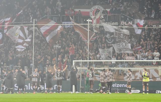 13 December 2025, Hamburg: St. Pauli's players cheer thanks their fans after the German Bundesliga soccer match between FC St. Pauli and 1. FC Heidenheim at Millerntor Stadium. Photo: Marcus Brandt/dpa - WICHTIGER HINWEIS: Gemäß den Vorgaben der DFL Deutsche Fußball Liga bzw. des DFB Deutscher Fußball-Bund ist es untersagt, in dem Stadion und/oder vom Spiel angefertigte Fotoaufnahmen in Form von Sequenzbildern und/oder videoähnlichen Fotostrecken zu verwerten bzw. verwerten zu lassen.