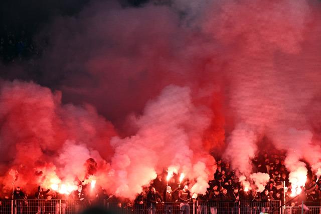 13 December 2025, North Rhine-Westphalia, Leverkusen: Leverkusen fans fire pyrotechnics in the stands during the German Bundesliga soccer match between Bayer Leverkusen and 1. FC Cologne at BayArena. Photo: Federico Gambarini/dpa - WICHTIGER HINWEIS: Gemäß den Vorgaben der DFL Deutsche Fußball Liga bzw. des DFB Deutscher Fußball-Bund ist es untersagt, in dem Stadion und/oder vom Spiel angefertigte Fotoaufnahmen in Form von Sequenzbildern und/oder videoähnlichen Fotostrecken zu verwerten bzw. verwerten zu lassen.