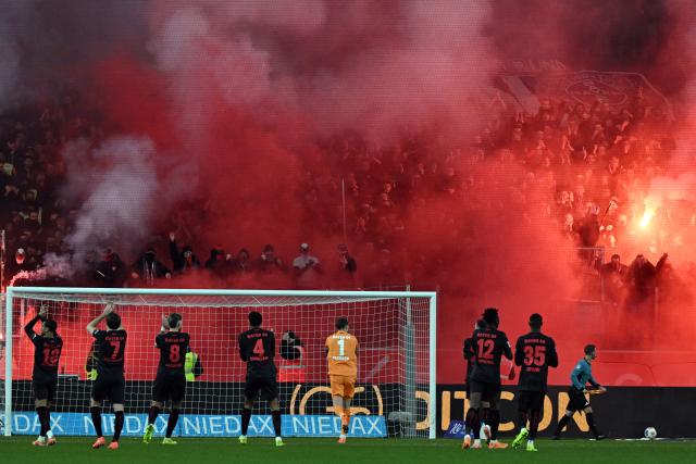 13 December 2025, North Rhine-Westphalia, Leverkusen: Leverkusen fans fire pyrotechnics in the stands during the German Bundesliga soccer match between Bayer Leverkusen and 1. FC Cologne at BayArena. Photo: Federico Gambarini/dpa - WICHTIGER HINWEIS: Gemäß den Vorgaben der DFL Deutsche Fußball Liga bzw. des DFB Deutscher Fußball-Bund ist es untersagt, in dem Stadion und/oder vom Spiel angefertigte Fotoaufnahmen in Form von Sequenzbildern und/oder videoähnlichen Fotostrecken zu verwerten bzw. verwerten zu lassen.
