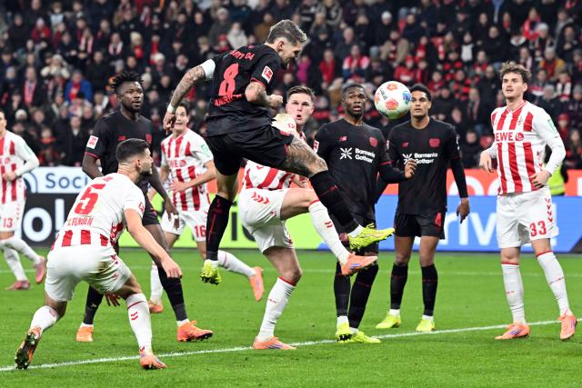 13 December 2025, North Rhine-Westphalia, Leverkusen: Bayer Leverkusen's Robert Andrich (C) in action during the German Bundesliga soccer match between Bayer Leverkusen and 1. FC Cologne at BayArena. Photo: Federico Gambarini/dpa - WICHTIGER HINWEIS: Gemäß den Vorgaben der DFL Deutsche Fußball Liga bzw. des DFB Deutscher Fußball-Bund ist es untersagt, in dem Stadion und/oder vom Spiel angefertigte Fotoaufnahmen in Form von Sequenzbildern und/oder videoähnlichen Fotostrecken zu verwerten bzw. verwerten zu lassen.