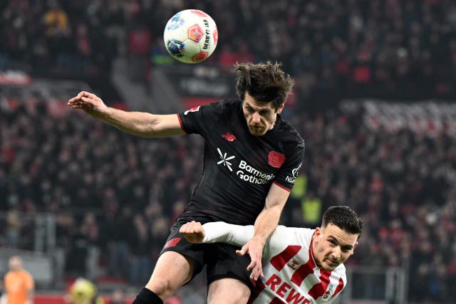 13 December 2025, North Rhine-Westphalia, Leverkusen: Bayer Leverkusen's Jonas Hofmann (L) and Cologne's Said El Mala battle for the ball during the German Bundesliga soccer match between Bayer Leverkusen and 1. FC Cologne at BayArena. Photo: Federico Gambarini/dpa - WICHTIGER HINWEIS: Gemäß den Vorgaben der DFL Deutsche Fußball Liga bzw. des DFB Deutscher Fußball-Bund ist es untersagt, in dem Stadion und/oder vom Spiel angefertigte Fotoaufnahmen in Form von Sequenzbildern und/oder videoähnlichen Fotostrecken zu verwerten bzw. verwerten zu lassen.