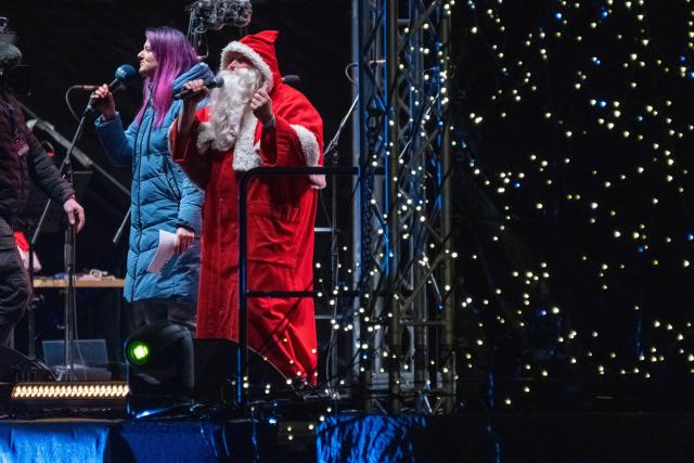 13 December 2025, Mecklenburg-Western Pomerania, Rostock: The actor and singer Steffen Schreier performs on stage in a Santa Claus costume during the Christmas caroling at the Ostseestadion. Photo: Stefan Sauer/dpa