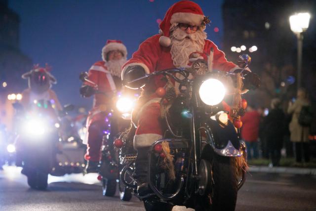 13 December 2025, Berlin: Motorcyclists ride in Christmas costumes on the Christmas Biketour 2025 on Karl-Marx-Allee to the outpatient children's hospice service "Berliner Herz" to deliver presents. Photo: Carsten Koall/dpa