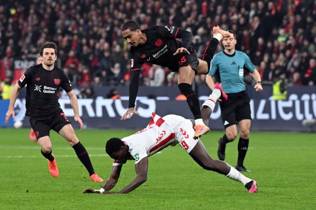 13 December 2025, North Rhine-Westphalia, Leverkusen: Bayer Leverkusen's Arthur (Up) and Cologne's Ragnar Ache in action during the German Bundesliga soccer match between Bayer Leverkusen and 1. FC Cologne at BayArena. Photo: Federico Gambarini/dpa - WICHTIGER HINWEIS: Gemäß den Vorgaben der DFL Deutsche Fußball Liga bzw. des DFB Deutscher Fußball-Bund ist es untersagt, in dem Stadion und/oder vom Spiel angefertigte Fotoaufnahmen in Form von Sequenzbildern und/oder videoähnlichen Fotostrecken zu verwerten bzw. verwerten zu lassen.