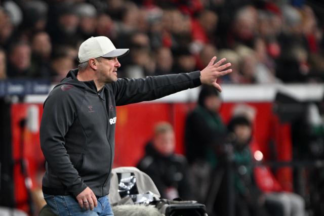 13 December 2025, North Rhine-Westphalia, Leverkusen: Cologne coach Lukasz Kwasniok gestures on the touchline during the German Bundesliga soccer match between Bayer Leverkusen and 1. FC Cologne at BayArena. Photo: Federico Gambarini/dpa - WICHTIGER HINWEIS: Gemäß den Vorgaben der DFL Deutsche Fußball Liga bzw. des DFB Deutscher Fußball-Bund ist es untersagt, in dem Stadion und/oder vom Spiel angefertigte Fotoaufnahmen in Form von Sequenzbildern und/oder videoähnlichen Fotostrecken zu verwerten bzw. verwerten zu lassen.
