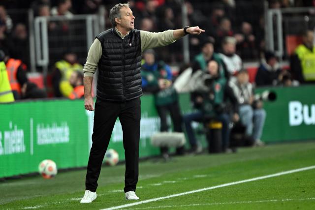 13 December 2025, North Rhine-Westphalia, Leverkusen: Bayer Leverkusen coach Kasper Hjulmand gestures on the touchline during the German Bundesliga soccer match between Bayer Leverkusen and 1. FC Cologne at BayArena. Photo: Federico Gambarini/dpa - WICHTIGER HINWEIS: Gemäß den Vorgaben der DFL Deutsche Fußball Liga bzw. des DFB Deutscher Fußball-Bund ist es untersagt, in dem Stadion und/oder vom Spiel angefertigte Fotoaufnahmen in Form von Sequenzbildern und/oder videoähnlichen Fotostrecken zu verwerten bzw. verwerten zu lassen.