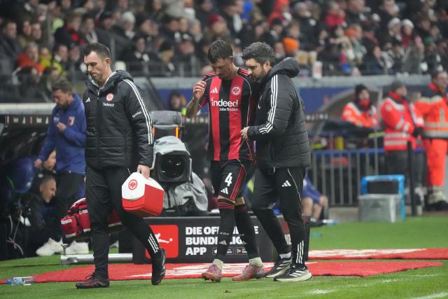13 December 2025, Hesse, Frankfurt/M.: Eintracht Frankfurt's Robin Koch (C) leaves the pitch injured during the German Bundesliga soccer match between Eintracht Frankfurt and FC Augsburg at Deutsche Bank Park. Photo: Marc Schüler/dpa - WICHTIGER HINWEIS: Gemäß den Vorgaben der DFL Deutsche Fußball Liga bzw. des DFB Deutscher Fußball-Bund ist es untersagt, in dem Stadion und/oder vom Spiel angefertigte Fotoaufnahmen in Form von Sequenzbildern und/oder videoähnlichen Fotostrecken zu verwerten bzw. verwerten zu lassen.
