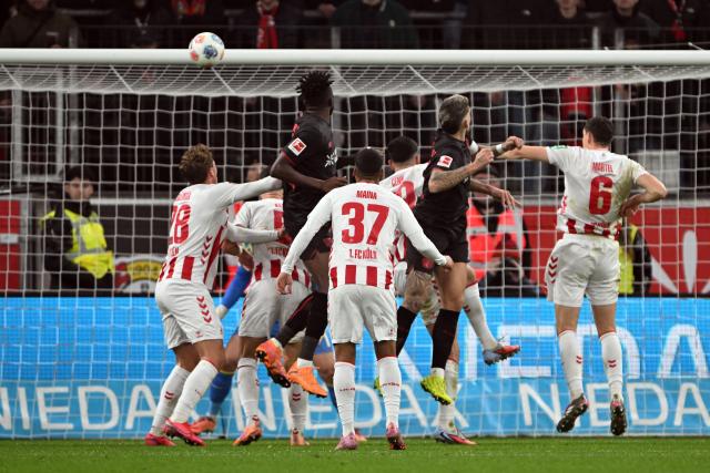 13 December 2025, North Rhine-Westphalia, Leverkusen: Bayer Leverkusen's Robert Andrich (2nd R) scores his side's second goal during the German Bundesliga soccer match between Bayer Leverkusen and 1. FC Cologne at BayArena. Photo: Federico Gambarini/dpa - WICHTIGER HINWEIS: Gemäß den Vorgaben der DFL Deutsche Fußball Liga bzw. des DFB Deutscher Fußball-Bund ist es untersagt, in dem Stadion und/oder vom Spiel angefertigte Fotoaufnahmen in Form von Sequenzbildern und/oder videoähnlichen Fotostrecken zu verwerten bzw. verwerten zu lassen.