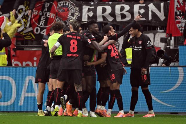 13 December 2025, North Rhine-Westphalia, Leverkusen: Leverkusen players celebrate their side's first goal during the German Bundesliga soccer match between Bayer Leverkusen and 1. FC Cologne at BayArena. Photo: Federico Gambarini/dpa - WICHTIGER HINWEIS: Gemäß den Vorgaben der DFL Deutsche Fußball Liga bzw. des DFB Deutscher Fußball-Bund ist es untersagt, in dem Stadion und/oder vom Spiel angefertigte Fotoaufnahmen in Form von Sequenzbildern und/oder videoähnlichen Fotostrecken zu verwerten bzw. verwerten zu lassen.