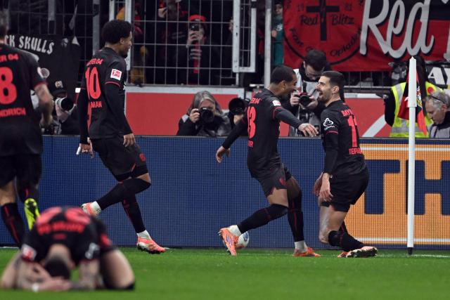 13 December 2025, North Rhine-Westphalia, Leverkusen: Bayer Leverkusen's Martin Terrier (R) celebrates scoring his side's first goal with teammate Arthur during the German Bundesliga soccer match between Bayer Leverkusen and 1. FC Cologne at BayArena. Photo: Federico Gambarini/dpa - WICHTIGER HINWEIS: Gemäß den Vorgaben der DFL Deutsche Fußball Liga bzw. des DFB Deutscher Fußball-Bund ist es untersagt, in dem Stadion und/oder vom Spiel angefertigte Fotoaufnahmen in Form von Sequenzbildern und/oder videoähnlichen Fotostrecken zu verwerten bzw. verwerten zu lassen.
