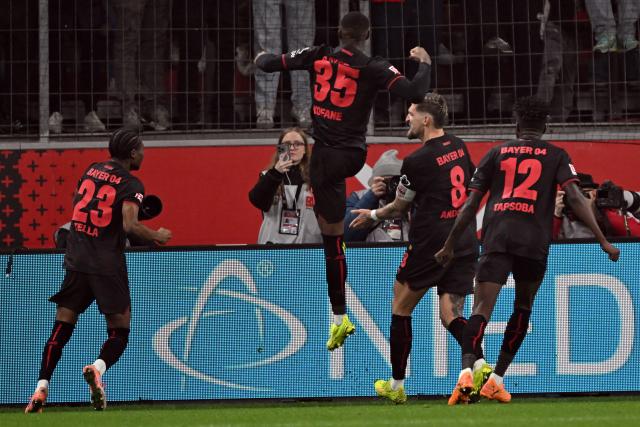 13 December 2025, North Rhine-Westphalia, Leverkusen: Bayer Leverkusen's Robert Andrich (2nd R) celebrates scoring his side's second goal with teammates during the German Bundesliga soccer match between Bayer Leverkusen and 1. FC Cologne at BayArena. Photo: Federico Gambarini/dpa - WICHTIGER HINWEIS: Gemäß den Vorgaben der DFL Deutsche Fußball Liga bzw. des DFB Deutscher Fußball-Bund ist es untersagt, in dem Stadion und/oder vom Spiel angefertigte Fotoaufnahmen in Form von Sequenzbildern und/oder videoähnlichen Fotostrecken zu verwerten bzw. verwerten zu lassen.