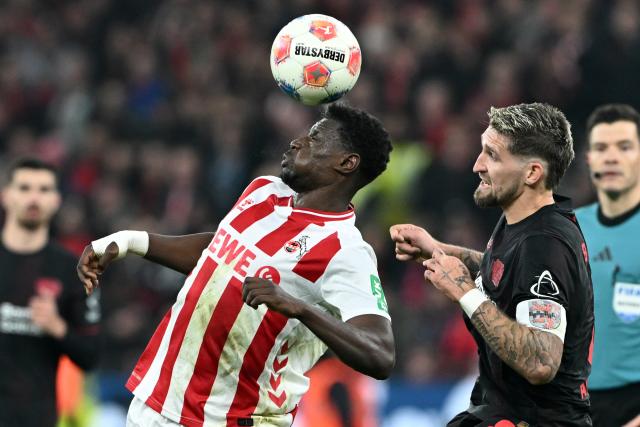 13 December 2025, North Rhine-Westphalia, Leverkusen: Bayer Leverkusen's Robert Andrich (R) and Cologne's Ragnar Ache battle for the ball during the German Bundesliga soccer match between Bayer Leverkusen and 1. FC Cologne at BayArena. Photo: Federico Gambarini/dpa - WICHTIGER HINWEIS: Gemäß den Vorgaben der DFL Deutsche Fußball Liga bzw. des DFB Deutscher Fußball-Bund ist es untersagt, in dem Stadion und/oder vom Spiel angefertigte Fotoaufnahmen in Form von Sequenzbildern und/oder videoähnlichen Fotostrecken zu verwerten bzw. verwerten zu lassen.