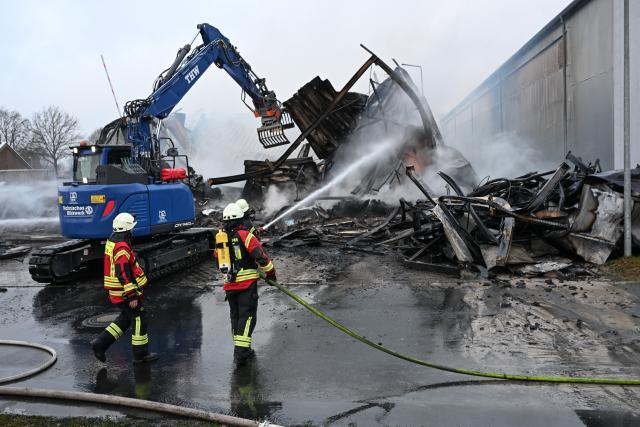 14 December 2025, Lower Saxony, Westoverledingen: Numerous volunteer firefighters battle a major fire since the early hours of the morning. According to the police, 150 firefighters from the surrounding area have been in action since the early hours of the morning. A fire has destroyed a hall belonging to a furniture company in the district of Leer and caused millions in damage. Photo: Lars Penning/dpa