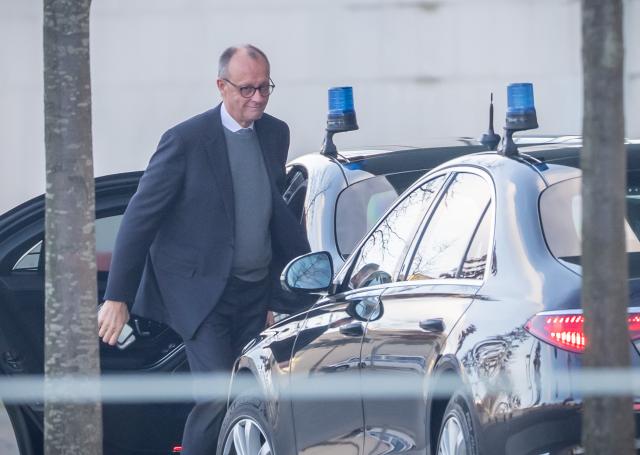14 December 2025, Berlin: German Chancellor Friedrich Merz arrives to the Chancellery ahead of the Ukraine talks. The talks between representatives of the US and Ukraine on ending the Russian war of aggression continue today in Berlin with European participation. Photo: Michael Kappeler/dpa