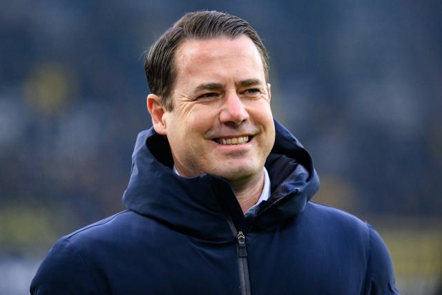 14 December 2025, Baden-Wuerttemberg, Freiburg im Breisgau: Borussia Dortmund Managing Director Sport Lars Ricken walks onto the pitch ahead of the German Bundesliga soccer match between SC Freiburg and Borussia Dortmund at Europa-Park Stadium. Photo: Tom Weller/dpa - WICHTIGER HINWEIS: Gemäß den Vorgaben der DFL Deutsche Fußball Liga bzw. des DFB Deutscher Fußball-Bund ist es untersagt, in dem Stadion und/oder vom Spiel angefertigte Fotoaufnahmen in Form von Sequenzbildern und/oder videoähnlichen Fotostrecken zu verwerten bzw. verwerten zu lassen.