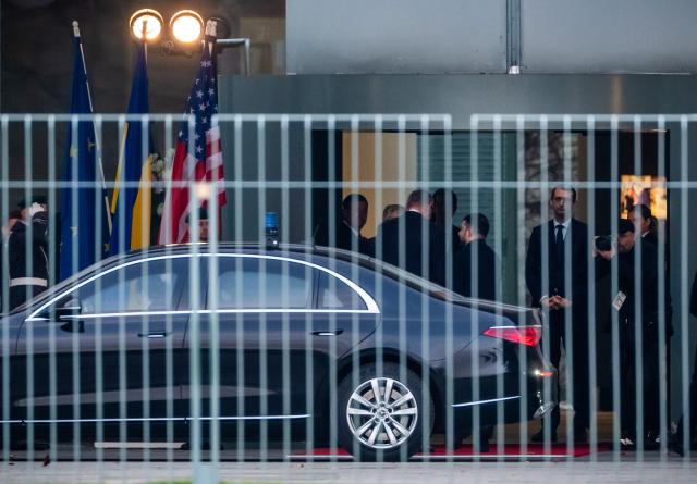 14 December 2025, Berlin: German Chancellor Friedrich Merz (C) welcomes Ukrainian President Volodymyr Zelensky (R) ahead of Ukraine talks at the German Chancellery. US representatives are in Berlin to discuss a possible ceasefire with Ukrainian and European officials. Photo: Michael Kappeler/dpa