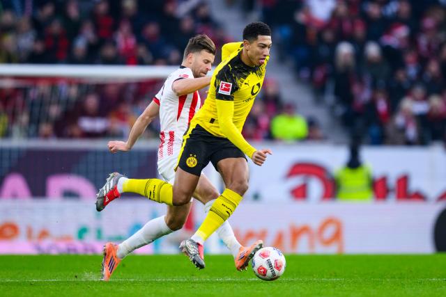 14 December 2025, Baden-Wuerttemberg, Freiburg im Breisgau: Freiburg's Lucas Hoeler (R) and Borussia Dortmund's Jobe Bellingham (R) battle for the ball during the German Bundesliga soccer match between SC Freiburg and Borussia Dortmund at Europa-Park Stadium. Photo: Tom Weller/dpa - WICHTIGER HINWEIS: Gemäß den Vorgaben der DFL Deutsche Fußball Liga bzw. des DFB Deutscher Fußball-Bund ist es untersagt, in dem Stadion und/oder vom Spiel angefertigte Fotoaufnahmen in Form von Sequenzbildern und/oder videoähnlichen Fotostrecken zu verwerten bzw. verwerten zu lassen.