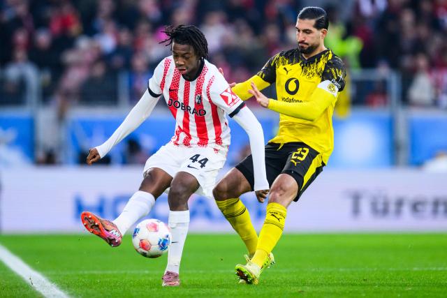 14 December 2025, Baden-Wuerttemberg, Freiburg im Breisgau: Freiburg's Johan Manzambi (L) and Borussia Dortmund's Emre Can (R) battle for the ball during the German Bundesliga soccer match between SC Freiburg and Borussia Dortmund at Europa-Park Stadium. Photo: Tom Weller/dpa - WICHTIGER HINWEIS: Gemäß den Vorgaben der DFL Deutsche Fußball Liga bzw. des DFB Deutscher Fußball-Bund ist es untersagt, in dem Stadion und/oder vom Spiel angefertigte Fotoaufnahmen in Form von Sequenzbildern und/oder videoähnlichen Fotostrecken zu verwerten bzw. verwerten zu lassen.