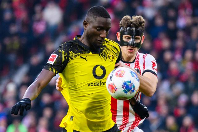 14 December 2025, Baden-Wuerttemberg, Freiburg im Breisgau: Borussia Dortmund's Serhou Guirassy (L) and Freiburg's Maximilian Eggestein (R) battle for the ball during the German Bundesliga soccer match between SC Freiburg and Borussia Dortmund at Europa-Park Stadium. Photo: Tom Weller/dpa - WICHTIGER HINWEIS: Gemäß den Vorgaben der DFL Deutsche Fußball Liga bzw. des DFB Deutscher Fußball-Bund ist es untersagt, in dem Stadion und/oder vom Spiel angefertigte Fotoaufnahmen in Form von Sequenzbildern und/oder videoähnlichen Fotostrecken zu verwerten bzw. verwerten zu lassen.