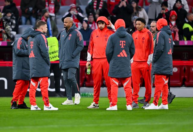 14 December 2025, Bavaria, Munich: Bayern Munich players and coach Vincent Kompany (3rd L) stand in the stadium ahead of the German Bundesliga soccer match between Bayern Munich and FSV Mainz 05 at the Allianz Arena. Photo: Sven Hoppe/dpa - WICHTIGER HINWEIS: Gemäß den Vorgaben der DFL Deutsche Fußball Liga bzw. des DFB Deutscher Fußball-Bund ist es untersagt, in dem Stadion und/oder vom Spiel angefertigte Fotoaufnahmen in Form von Sequenzbildern und/oder videoähnlichen Fotostrecken zu verwerten bzw. verwerten zu lassen.