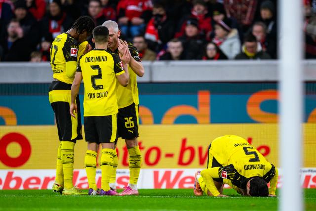 14 December 2025, Baden-Wuerttemberg, Freiburg im Breisgau: Borussia Dortmund's Ramy Bensebaini celebrates scoring his side's first goal of the game during the German Bundesliga soccer match between SC Freiburg and Borussia Dortmund at Europa-Park Stadium. Photo: Tom Weller/dpa - WICHTIGER HINWEIS: Gemäß den Vorgaben der DFL Deutsche Fußball Liga bzw. des DFB Deutscher Fußball-Bund ist es untersagt, in dem Stadion und/oder vom Spiel angefertigte Fotoaufnahmen in Form von Sequenzbildern und/oder videoähnlichen Fotostrecken zu verwerten bzw. verwerten zu lassen.