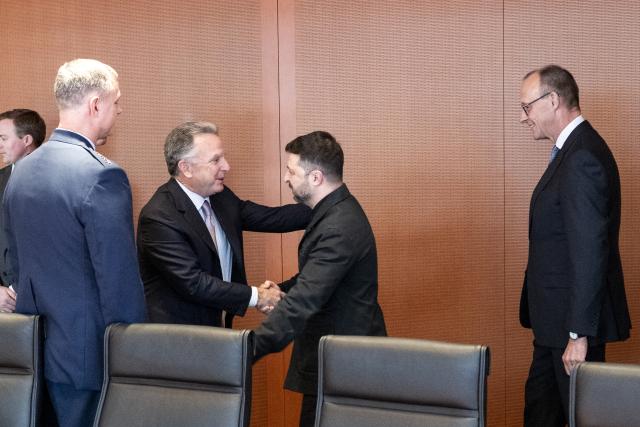 HANDOUT - 14 December 2025, Berlin: Ukrainian President Volodymyr Zelensky (2nd R), shakes hands with US Special Envoy Steve Witkoff (2nd L) alongside German Chancellor Friedrich Merz (R) at the start of their meeting in the German Chancellery. US representatives are in Berlin to discuss a possible ceasefire with Ukrainian and European officials. Photo: Guido Bergmann/Presse- und Informationsamt der Bundesregierung - ATTENTION: editorial use only and only if the credit mentioned above is referenced in full