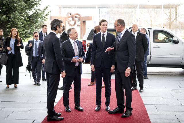 HANDOUT - 14 December 2025, Berlin: Guenter Sautter (L), Foreign and Security Policy Advisor to German Chancellor Merz, and Chancellor Friedrich Merz (R), welcome US Special Envoy Steve Witkoff (2nd L) and Jared Kushner (2nd R) to talks at the Chancellery. US representatives are in Berlin to discuss a possible ceasefire with Ukrainian and European officials. Photo: Guido Bergmann/Presse- und Informationsamt der Bundesregierung - ATTENTION: editorial use only and only if the credit mentioned above is referenced in full