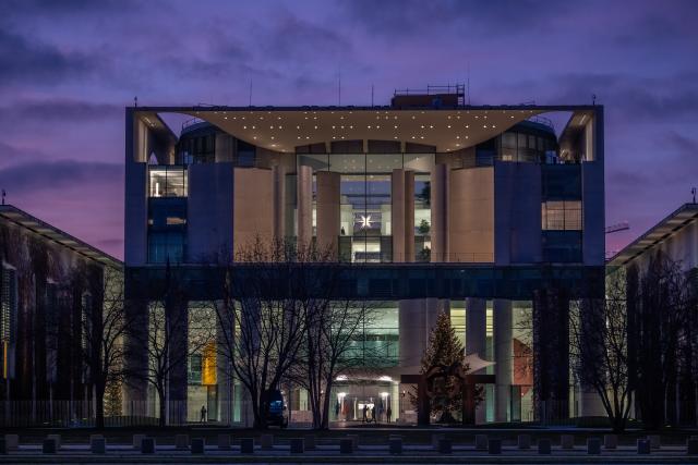14 December 2025, Berlin: View of the German Chancellery in the evening light during the Ukraine talks, as Ukrainian President Volodymyr Zelensky, his negotiating team and the US delegation meet inside to discuss next steps toward a ceasefire in Ukraine. Photo: Michael Kappeler/dpa