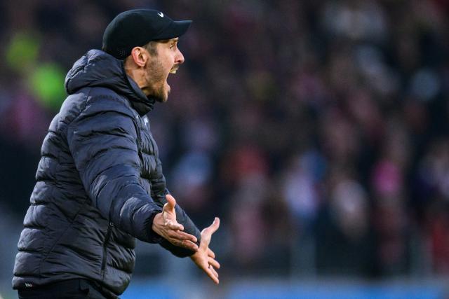 14 December 2025, Baden-Wuerttemberg, Freiburg im Breisgau: Freiburg coach Julian Schuster gestures to his players from the touchline during the German Bundesliga soccer match between SC Freiburg and Borussia Dortmund at Europa-Park Stadium. Photo: Tom Weller/dpa - WICHTIGER HINWEIS: Gemäß den Vorgaben der DFL Deutsche Fußball Liga bzw. des DFB Deutscher Fußball-Bund ist es untersagt, in dem Stadion und/oder vom Spiel angefertigte Fotoaufnahmen in Form von Sequenzbildern und/oder videoähnlichen Fotostrecken zu verwerten bzw. verwerten zu lassen.