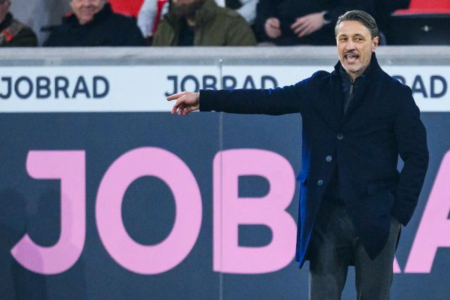 14 December 2025, Baden-Wuerttemberg, Freiburg im Breisgau: Borussia Dortmund coach Niko Kovac gestures to his players from the touchline during the German Bundesliga soccer match between SC Freiburg and Borussia Dortmund at Europa-Park Stadium. Photo: Tom Weller/dpa - WICHTIGER HINWEIS: Gemäß den Vorgaben der DFL Deutsche Fußball Liga bzw. des DFB Deutscher Fußball-Bund ist es untersagt, in dem Stadion und/oder vom Spiel angefertigte Fotoaufnahmen in Form von Sequenzbildern und/oder videoähnlichen Fotostrecken zu verwerten bzw. verwerten zu lassen.