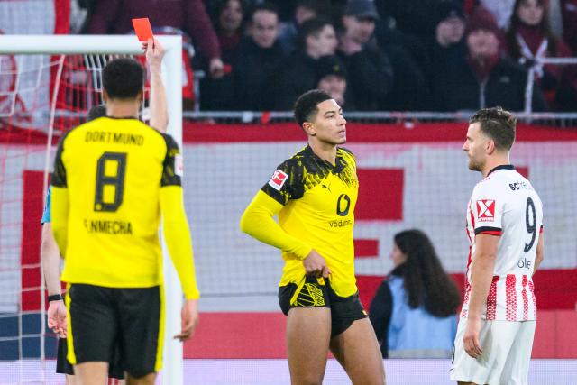 14 December 2025, Baden-Wuerttemberg, Freiburg im Breisgau: Borussia Dortmund's Jobe Bellingham receives the red card by the referee during the German Bundesliga soccer match between SC Freiburg and Borussia Dortmund at Europa-Park Stadium. Photo: Tom Weller/dpa - WICHTIGER HINWEIS: Gemäß den Vorgaben der DFL Deutsche Fußball Liga bzw. des DFB Deutscher Fußball-Bund ist es untersagt, in dem Stadion und/oder vom Spiel angefertigte Fotoaufnahmen in Form von Sequenzbildern und/oder videoähnlichen Fotostrecken zu verwerten bzw. verwerten zu lassen.