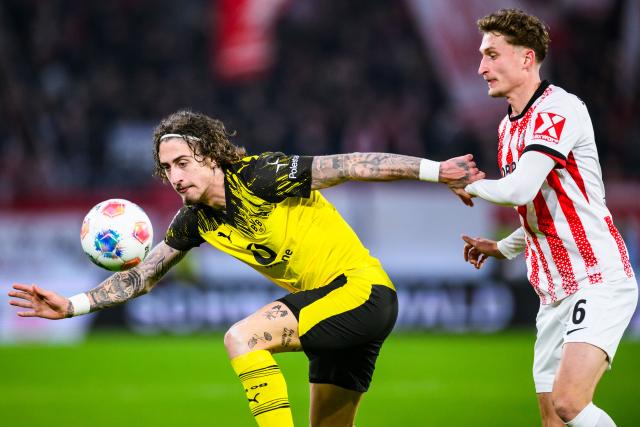 14 December 2025, Baden-Wuerttemberg, Freiburg im Breisgau: Borussia Dortmund's Fabio Silva and Freiburg's Patrick Osterhage (R) battle for the ball during the German Bundesliga soccer match between SC Freiburg and Borussia Dortmund at Europa-Park Stadium. Photo: Tom Weller/dpa - WICHTIGER HINWEIS: Gemäß den Vorgaben der DFL Deutsche Fußball Liga bzw. des DFB Deutscher Fußball-Bund ist es untersagt, in dem Stadion und/oder vom Spiel angefertigte Fotoaufnahmen in Form von Sequenzbildern und/oder videoähnlichen Fotostrecken zu verwerten bzw. verwerten zu lassen.