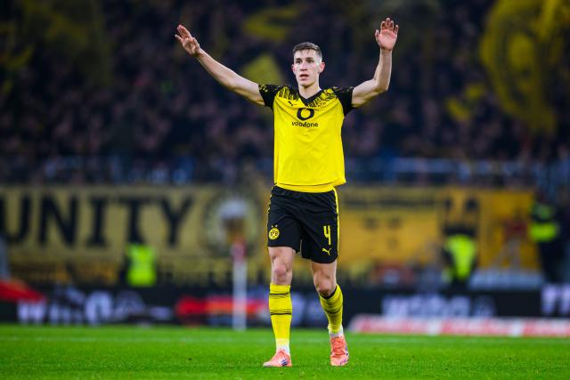 14 December 2025, Baden-Wuerttemberg, Freiburg im Breisgau: Borussia Dortmund's Nico Schlotterbeck gestures during the German Bundesliga soccer match between SC Freiburg and Borussia Dortmund at Europa-Park Stadium. Photo: Tom Weller/dpa - WICHTIGER HINWEIS: Gemäß den Vorgaben der DFL Deutsche Fußball Liga bzw. des DFB Deutscher Fußball-Bund ist es untersagt, in dem Stadion und/oder vom Spiel angefertigte Fotoaufnahmen in Form von Sequenzbildern und/oder videoähnlichen Fotostrecken zu verwerten bzw. verwerten zu lassen.