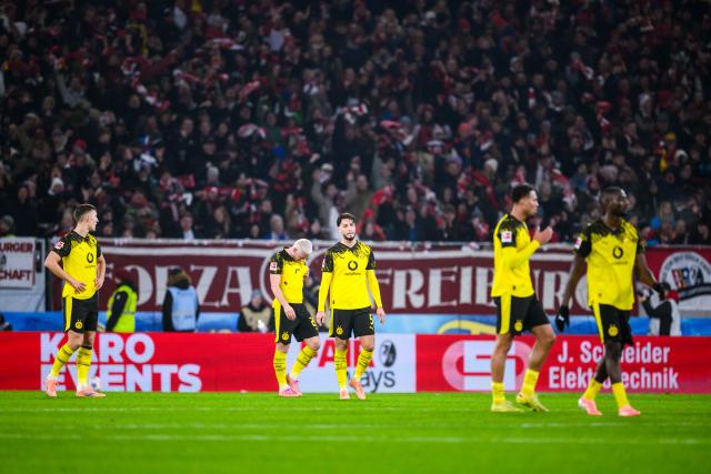 14 December 2025, Baden-Wuerttemberg, Freiburg im Breisgau: (L-R) Borussia Dortmund's Nico Schlotterbeck, Julian Ryerson, Ramy Bensebaini, Felix Nmecha and Serhou Guirassy react unhappy after the German Bundesliga soccer match between SC Freiburg and Borussia Dortmund at Europa-Park Stadium. Photo: Tom Weller/dpa - WICHTIGER HINWEIS: Gemäß den Vorgaben der DFL Deutsche Fußball Liga bzw. des DFB Deutscher Fußball-Bund ist es untersagt, in dem Stadion und/oder vom Spiel angefertigte Fotoaufnahmen in Form von Sequenzbildern und/oder videoähnlichen Fotostrecken zu verwerten bzw. verwerten zu lassen.
