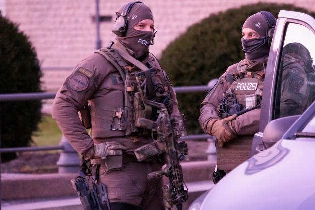 14 December 2025, Berlin: Police officers from a special unit stand near the Brandenburg Gate. Inside the Chancellery, Ukrainian President Zelensky, his negotiators, and the US delegation hold initial discussions on the next steps for a ceasefire in Ukraine. Photo: Carsten Koall/dpa