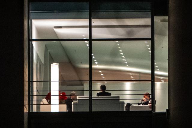 14 December 2025, Berlin: German Chancellor Friedrich Merz (R) sits in his office with his advisors during the Ukraine consultations in the Chancellery. US representatives are in Berlin to discuss a possible ceasefire with Ukrainian and European officials. Photo: Michael Kappeler/dpa