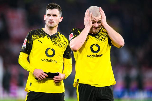 14 December 2025, Baden-Wuerttemberg, Freiburg im Breisgau: Borussia Dortmund's Pascal Gross and Julian Ryerson react dissatisfied after the German Bundesliga soccer match between SC Freiburg and Borussia Dortmund at Europa-Park Stadium. Photo: Tom Weller/dpa - WICHTIGER HINWEIS: Gemäß den Vorgaben der DFL Deutsche Fußball Liga bzw. des DFB Deutscher Fußball-Bund ist es untersagt, in dem Stadion und/oder vom Spiel angefertigte Fotoaufnahmen in Form von Sequenzbildern und/oder videoähnlichen Fotostrecken zu verwerten bzw. verwerten zu lassen.