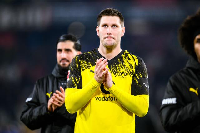 14 December 2025, Baden-Wuerttemberg, Freiburg im Breisgau: Borussia Dortmund's Niklas Suele thanks the fans for their support after the German Bundesliga soccer match between SC Freiburg and Borussia Dortmund at Europa-Park Stadium. Photo: Tom Weller/dpa - WICHTIGER HINWEIS: Gemäß den Vorgaben der DFL Deutsche Fußball Liga bzw. des DFB Deutscher Fußball-Bund ist es untersagt, in dem Stadion und/oder vom Spiel angefertigte Fotoaufnahmen in Form von Sequenzbildern und/oder videoähnlichen Fotostrecken zu verwerten bzw. verwerten zu lassen.