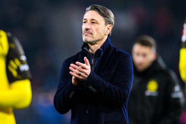 14 December 2025, Baden-Wuerttemberg, Freiburg im Breisgau: Borussia Dortmund coach Niko Kovac thanks the fans for their support after the German Bundesliga soccer match between SC Freiburg and Borussia Dortmund at Europa-Park Stadium. Photo: Tom Weller/dpa - WICHTIGER HINWEIS: Gemäß den Vorgaben der DFL Deutsche Fußball Liga bzw. des DFB Deutscher Fußball-Bund ist es untersagt, in dem Stadion und/oder vom Spiel angefertigte Fotoaufnahmen in Form von Sequenzbildern und/oder videoähnlichen Fotostrecken zu verwerten bzw. verwerten zu lassen.